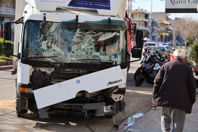 Τροχαίο στη Θηβών με φορτηγό
