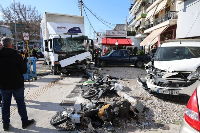 Τροχαίο στη Θηβών με φορτηγό
