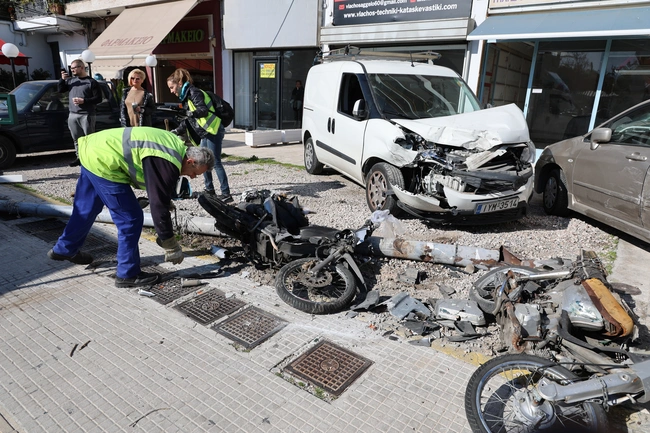 Τροχαίο στη Θηβών με φορτηγό