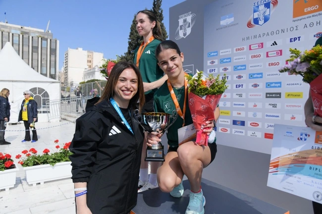 Η Αιμιλία Στέλιαρου, Chief People Officer της Allwyn Hellas, βραβεύει την Ιωάννα Σταματοπούλου, που αναδείχθηκε νικήτρια στις γυναίκες στον Αγώνα Δρόμου των 5 χλμ. Allwyn
