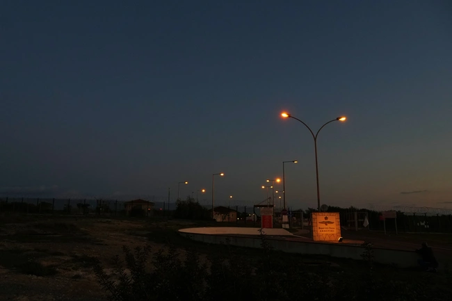 Η πύλη της αεροπορικής βάσης RAF Ακρωτηρίου του Ηνωμένου Βασιλείου κατά τη δύση του ηλίου, αφού χτυπήθηκε από drone νωρίτερα το πρωί κοντά στη Λεμεσό της Κύπρου, Δευτέρα 2 Μαρτίου 2026. (AP Photo/Petros Karadjias)