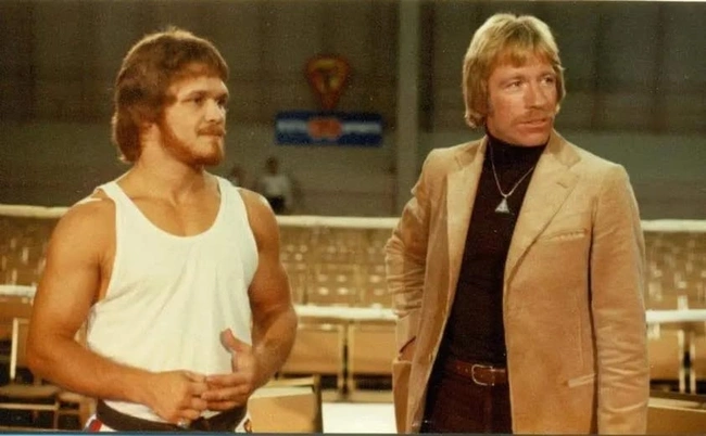 ο ελληνας τσακ νορις