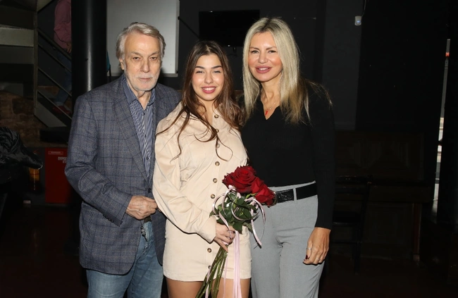 Βίκτωρας Μητρόπουλος Ραφαέλα Μητροπούλου Τάρια Μπούρα