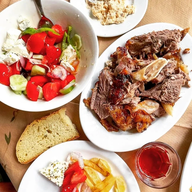 χριστόφορος αρνί με σαλάτα 