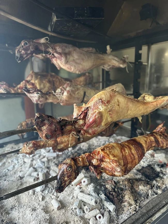 αρνιά στη σούβλα 