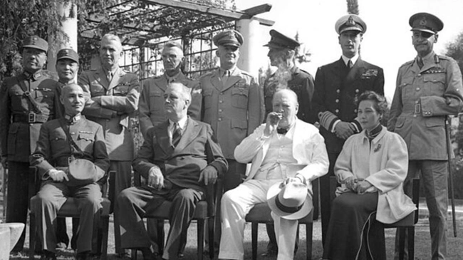 O Adrian Carton de Wiart σε κοινή φωτογραφία με τον Winston Churchill