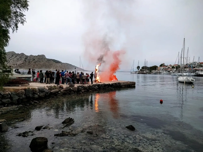 Το κάψιμο του Ιούδα, ένα από τα πιο φημισμένα έθιμα στην Αίγινα / Πηγή: Shutterstock