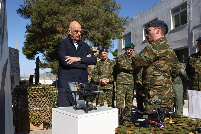Επίσκεψη Δένδια σε εργοστάσιο κατασκευής drone των ενόπλων δυνάμεων 