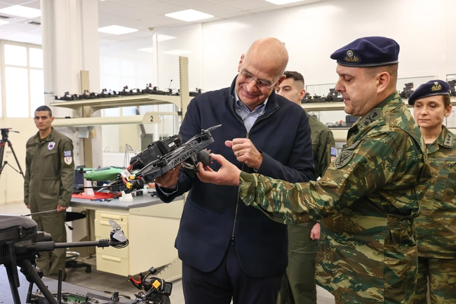 Επίσκεψη Δένδια σε εργοστάσιο κατασκευής drone των ενόπλων δυνάμεων