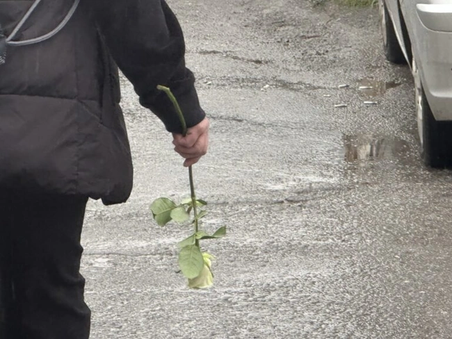 Η κηδεία της 43χρονης που έπεσε θύμα γυναικοκτονίας