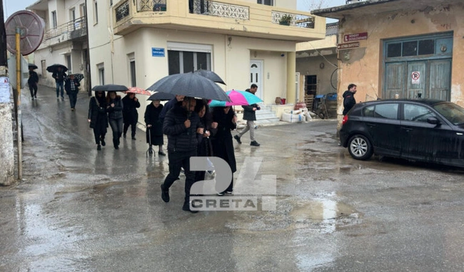 Η κηδεία της 43χρονης που έπεσε θύμα γυναικοκτονίας