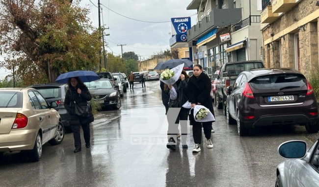 Η κηδεία της 43χρονης που έπεσε θύμα γυναικοκτονίας