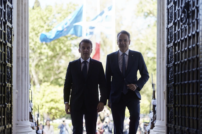 Οι υπογραφές και οι κρίσιμες δηλώσεις Μητσοτάκη - Μακρόν από το Μαξίμου