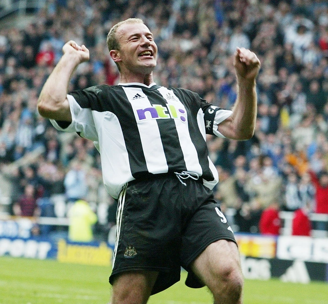 Ο Άλαν Σίρερ με τη φανέλα της Νιουκάστλ 