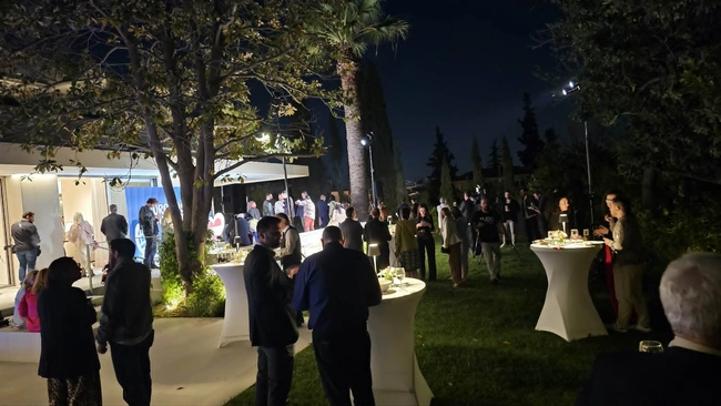 Στο πάρτι στην πρεσβευτική κατοικία