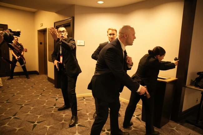 Άνδρες των Μυστικών Υπηρεσιών κατά τη διάρκεια των πυροβολισμών