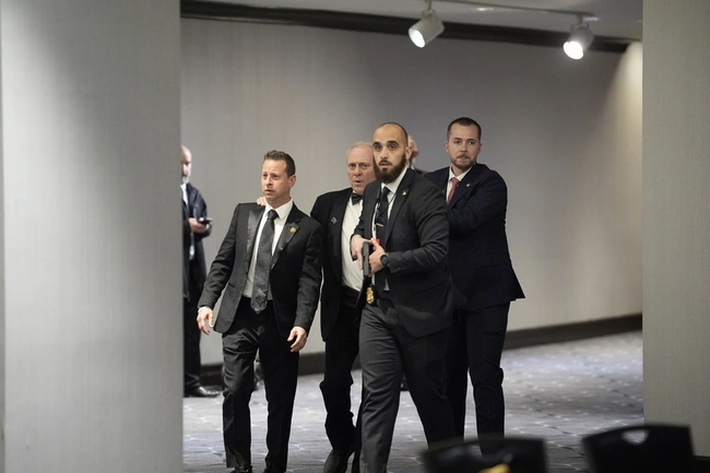 Άνδρες των Μυστικών Υπηρεσιών κατά τη διάρκεια των πυροβολισμών