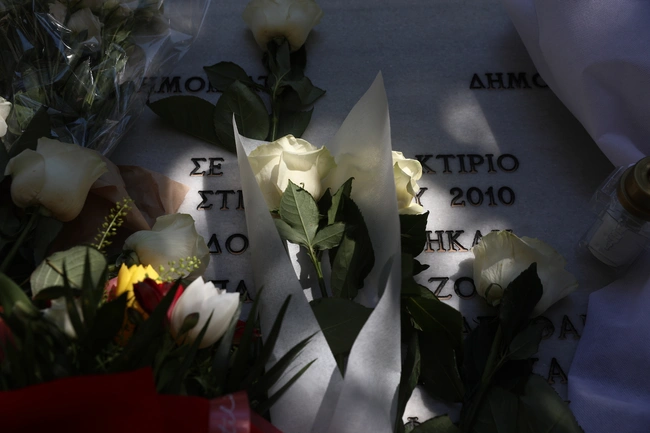 Λουλούδια και στεφάνια στο σημείο της τραγωδίας της Marfin