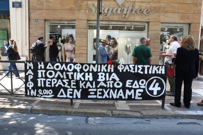 Λουλούδια και στεφάνια στο σημείο της τραγωδίας της Marfin