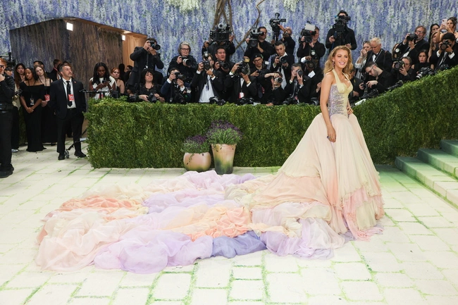 Η Μπλέικ Λάιβλι στο Met Gala