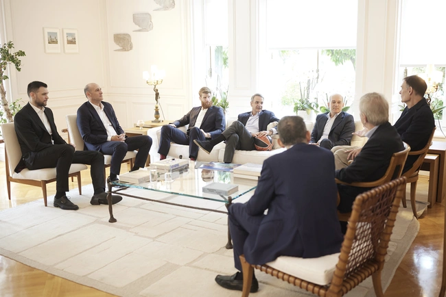 Ο Κυριάκος Μητσοτάκης υποδέχθηκε την ομάδα του Ολυμπιακού στο Μαξίμου