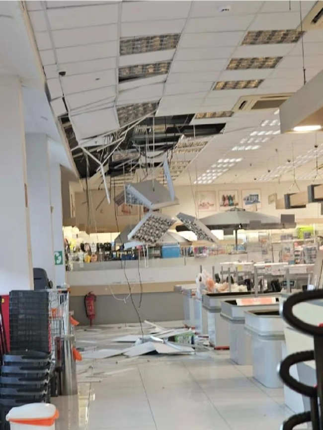 Πτώση κομματιού της οροφής σε σούπερ μάρκετ στην Ημαθία