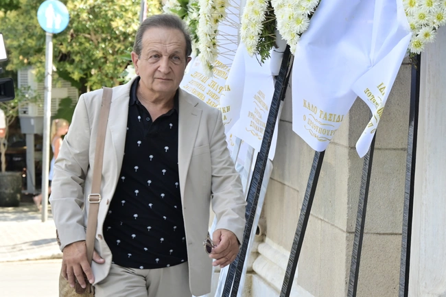 Πλήθος κόσμου στην κηδεία της Μάρως Κοντού