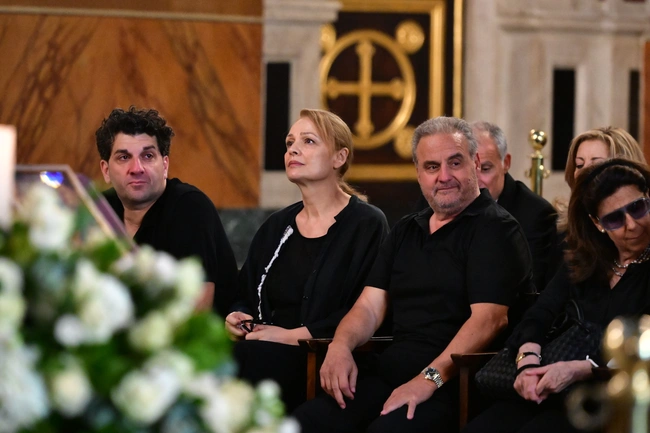 Πλήθος κόσμου στην κηδεία της Μάρως Κοντού