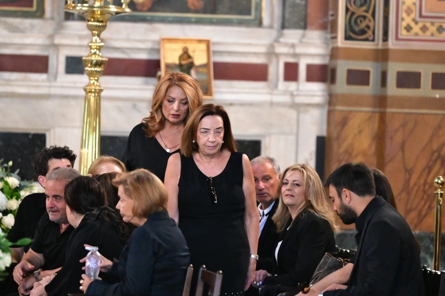 Πλήθος κόσμου στην κηδεία της Μάρως Κοντού