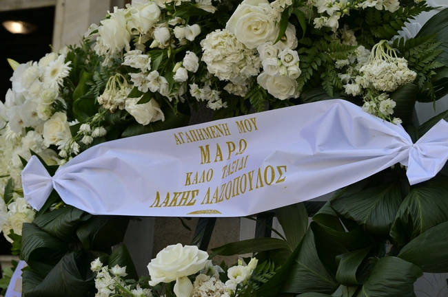 Πλήθος κόσμου στην κηδεία της Μάρως Κοντού