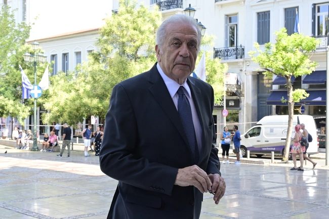 Πλήθος κόσμου στην κηδεία της Μάρως Κοντού