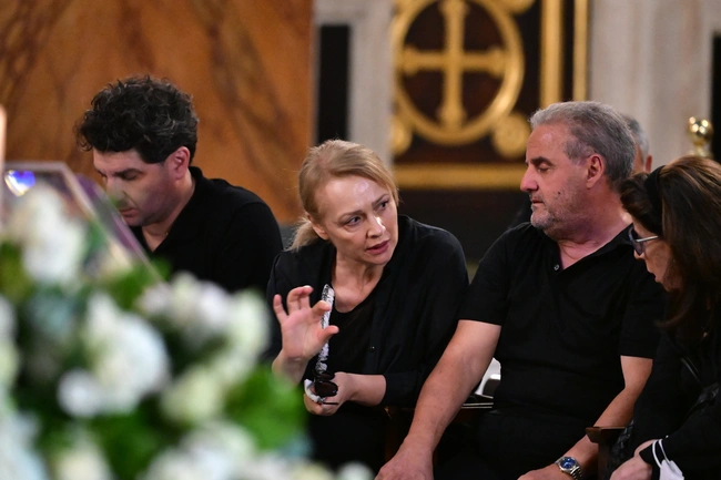 Πλήθος κόσμου στην κηδεία της Μάρως Κοντού