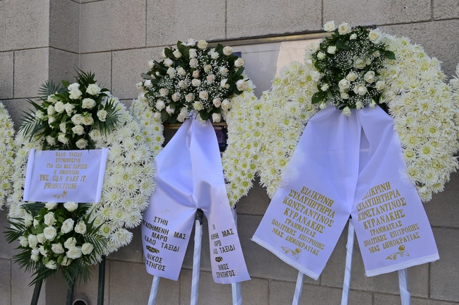 Πλήθος κόσμου στην κηδεία της Μάρως Κοντού