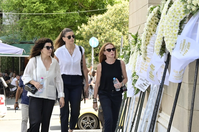 Πλήθος κόσμου στην κηδεία της Μάρως Κοντού