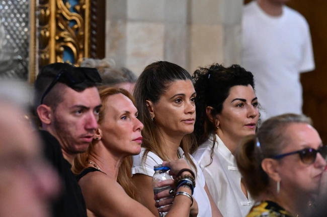 Πλήθος κόσμου στην κηδεία της Μάρως Κοντού