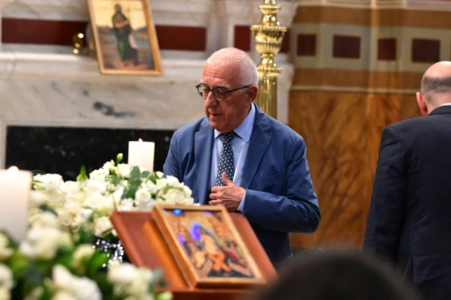 Πλήθος κόσμου στην κηδεία της Μάρως Κοντού