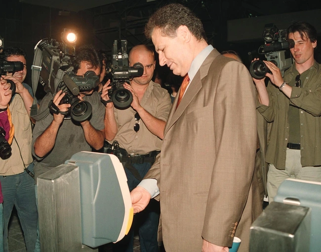 Ο Κώστας Λαλιώτης στο Μετρό Σύνταγμα / 21/05/1999