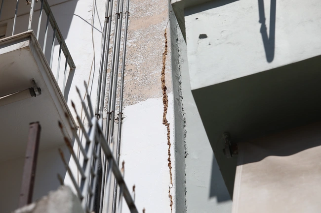 Ρωγμή σε κατοικία επί της οδού Κυψέλης 90