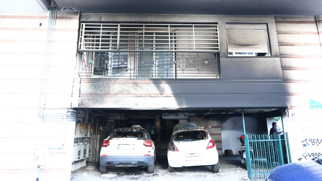 Επιθέσεις με γκαζάκια κατά οχημάτων πολιτευτών της ΝΔ στη Θεσσαλονίκη