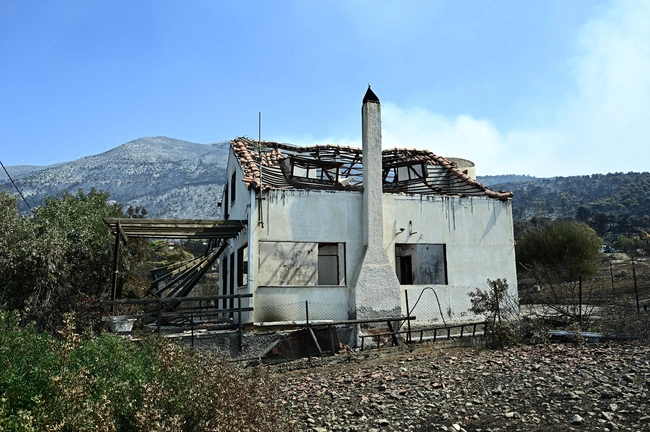 Εικόνες μετά τη φωτιά στο Πόρτο Γερμενό