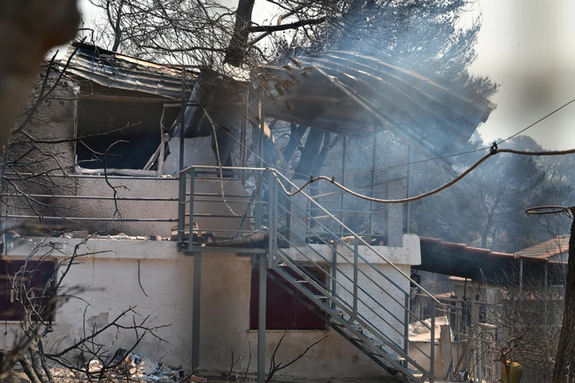 Αποκαΐδια από τη φωτιά στο Πόρτο Γερμενό