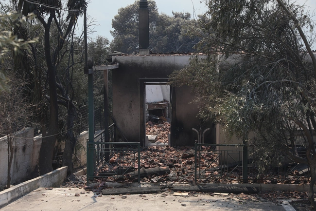 Αποκαΐδια από τη φωτιά στο Πόρτο Γερμενό