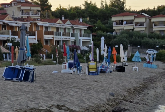 παραλια-ομπρελες-ξαπλωστρες