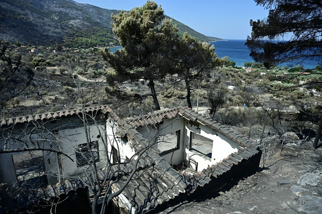 Εικόνες μετά τη φωτιά στο Πόρτο Γερμενό