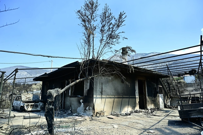 Εικόνες μετά τη φωτιά στο Πόρτο Γερμενό