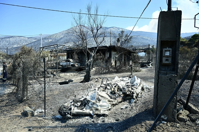 Εικόνες μετά τη φωτιά στο Πόρτο Γερμενό