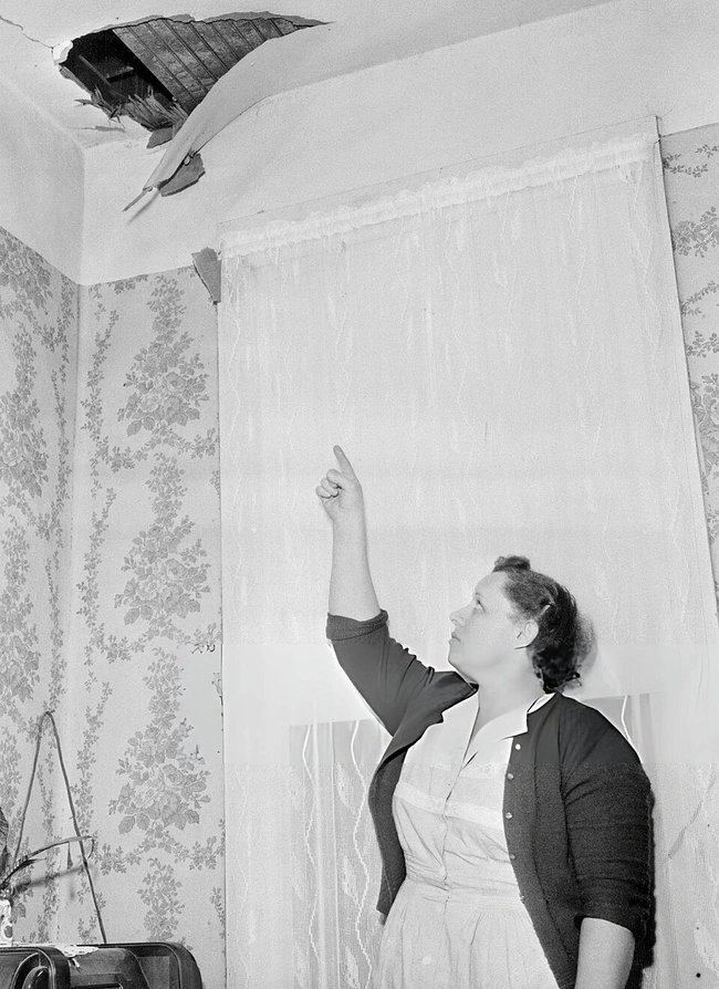 H Ann Hodges δείχνει την τρύπα στην οροφή του σπιτιού της, στο σημείο εισόδου του μετεωρίτη