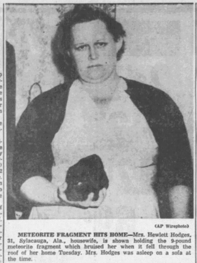H Ann Hodges κρατώντας τον μετεωρίτη που καθόρισε τη ζωή της