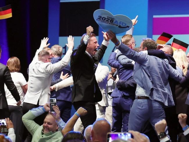 Πανηγυρισμοί στο στρατηγείο της AfD μετά την ανακοίνωση των exit polls