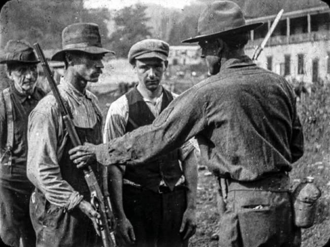 Παράδοση των όπλων στις ομοσπονδιακές αρχές, μετά την ήττα στο όρος Blair